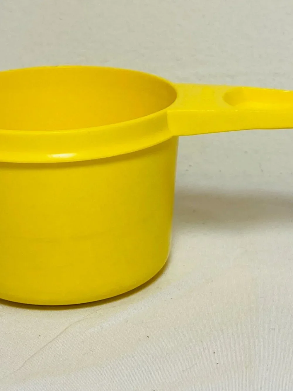 VNTG Tupperware Canary/Sunshine Yellow 3/4 Cup Measure, VGUC